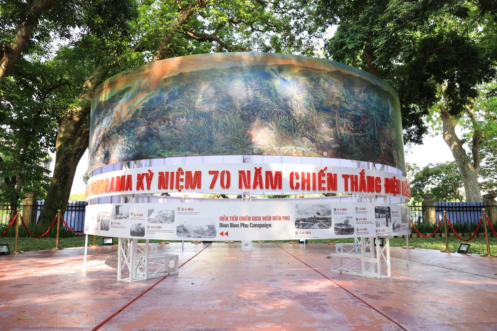 Khách tham quan có thể chiêm ngưỡng bức tranh Panorama bao quanh hình tròn đường kính 5,5 mét, chiều cao hơn 3 mét và trải nghiệm công nghệ thực tế tăng cường với mô hình tranh Panorama 360 độ 8eb6a008157eb420ed6f.jpg