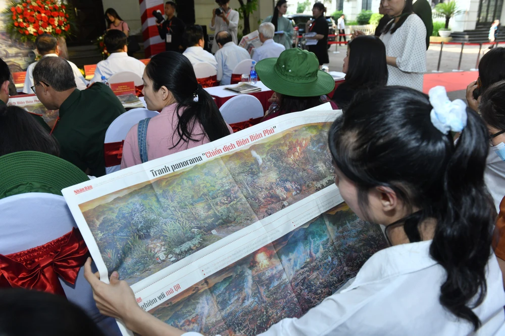 Trang thông tin có thể cắt ghép thành bức tranh panorama Chiến dịch Điện Biên Phủ dài tới 3,21m b272d0401836b968e027.jpg