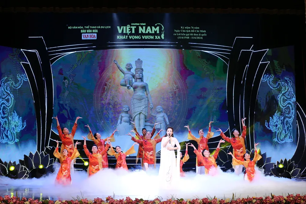 Chương trình đã tạo nên một không gian nghệ thuật với nhiều cung bậc cảm xúc mà mạch nguồn là tình yêu quê hương đất nước, khát vọng cống hiến, là sự biết ơn và tình cảm kính yêu đối với Bác Hồ - vị cha già dân tộc 67ab42fdb65b16054f4a - Copy.jpg