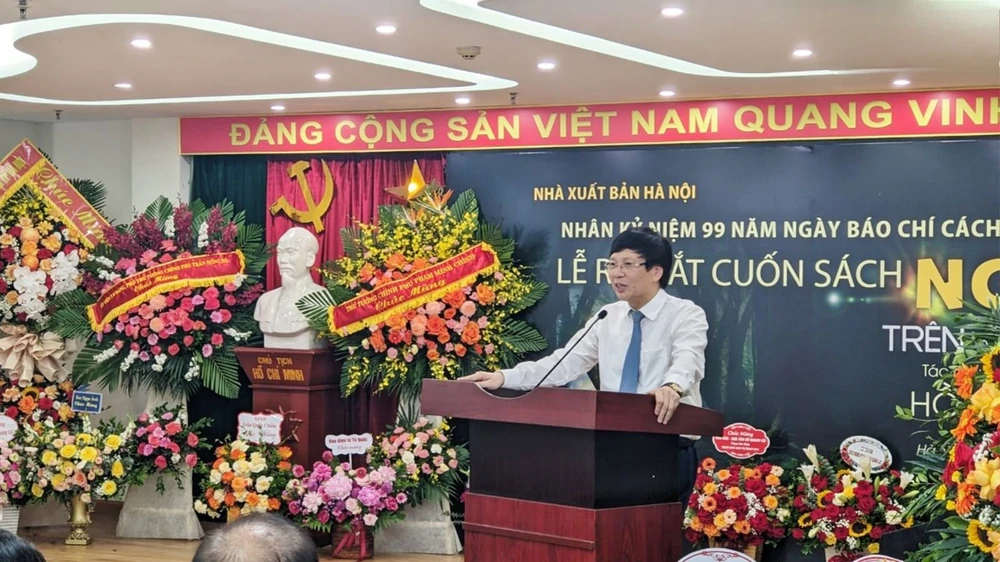 Nhà báo Hồ Quang Lợi ra mắt sách "Người trên đường đời"