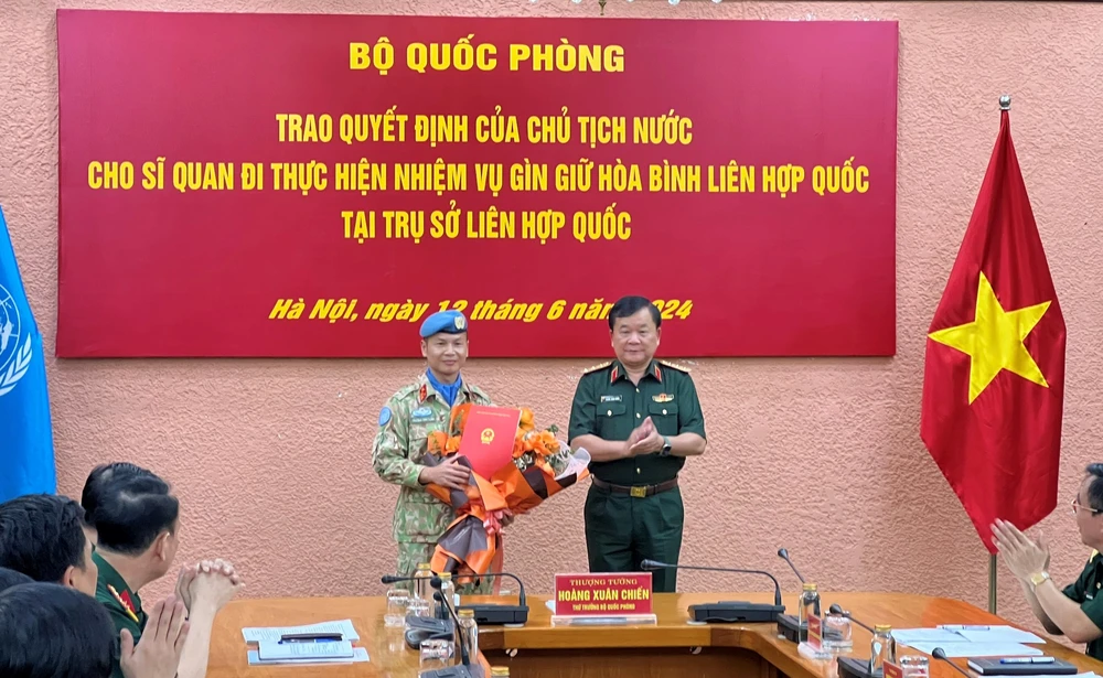 Thượng tá Trương Anh Tuấn được trao quyết định thực hiện nhiệm vụ gìn giữ hòa bình tại Trụ sở LHQ