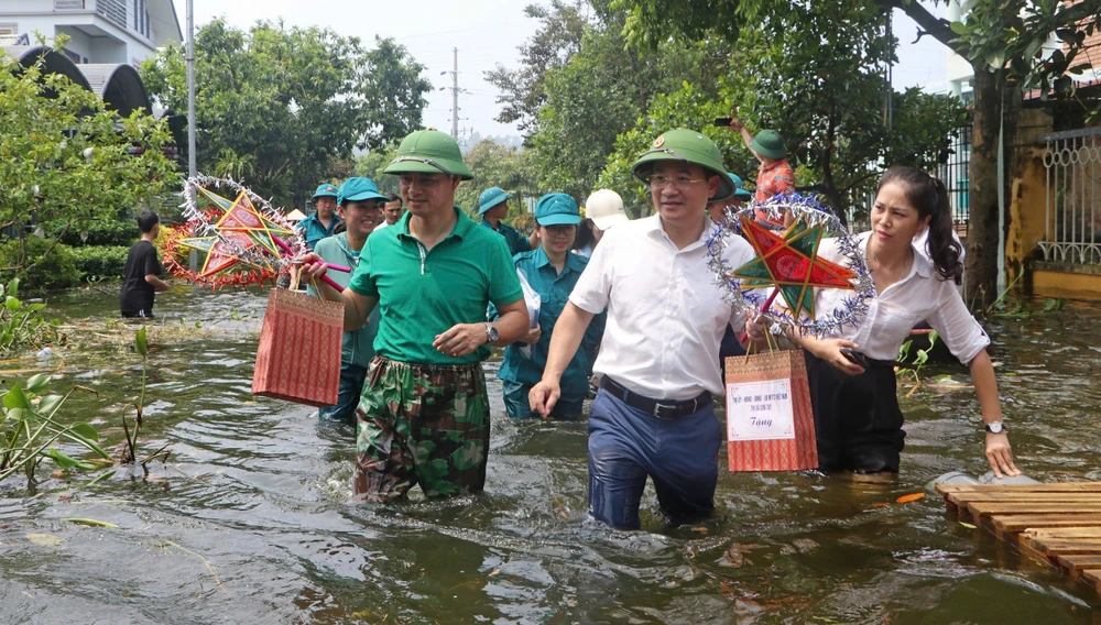 Nghệ sĩ Xuân Bắc và Tự Long mang không khí trung thu đến với trẻ em vùng lũ