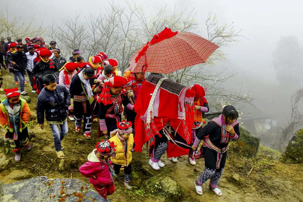 Tác phẩm "Dắt dâu" (dân tộc Dao Đỏ, Sa Pa, tỉnh Lào Cai, 2016), tác giả Nguyễn Thiện Hùng 4 - DAO - Dắt dâu (dân tộc Dao Đỏ, Sapa, Lào Cai, 2016) - NGUYỄN THIỆN HÙNG.jpg