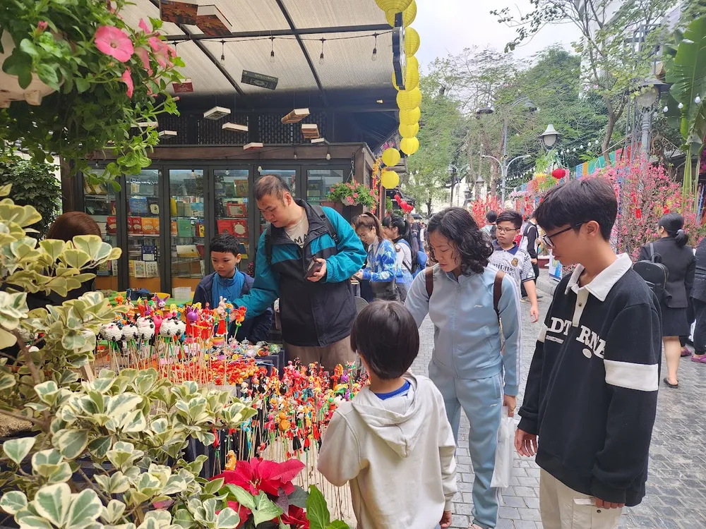 Khuyến khích tổ chức các hoạt động đón tết vui tươi, lành mạnh. Ảnh: THU HÀ 20240214_094453.jpg