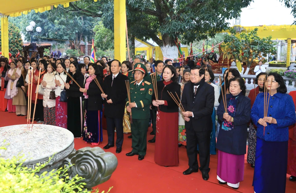 Các đại biểu dâng hương tại đền Hai Bà Trưng (huyện Mê Linh, TP Hà Nội) 