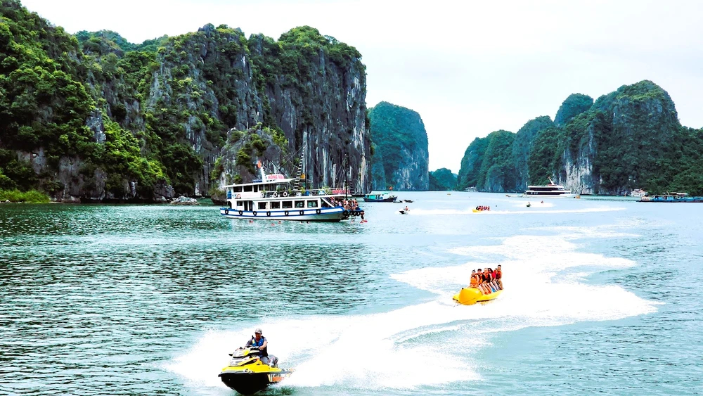 Cát Bà (Hải Phòng) tạo ấn tượng cho đoàn phim bởi cảnh thiên nhiên hoang sơ, hùng vĩ. Ảnh: THU HÀ