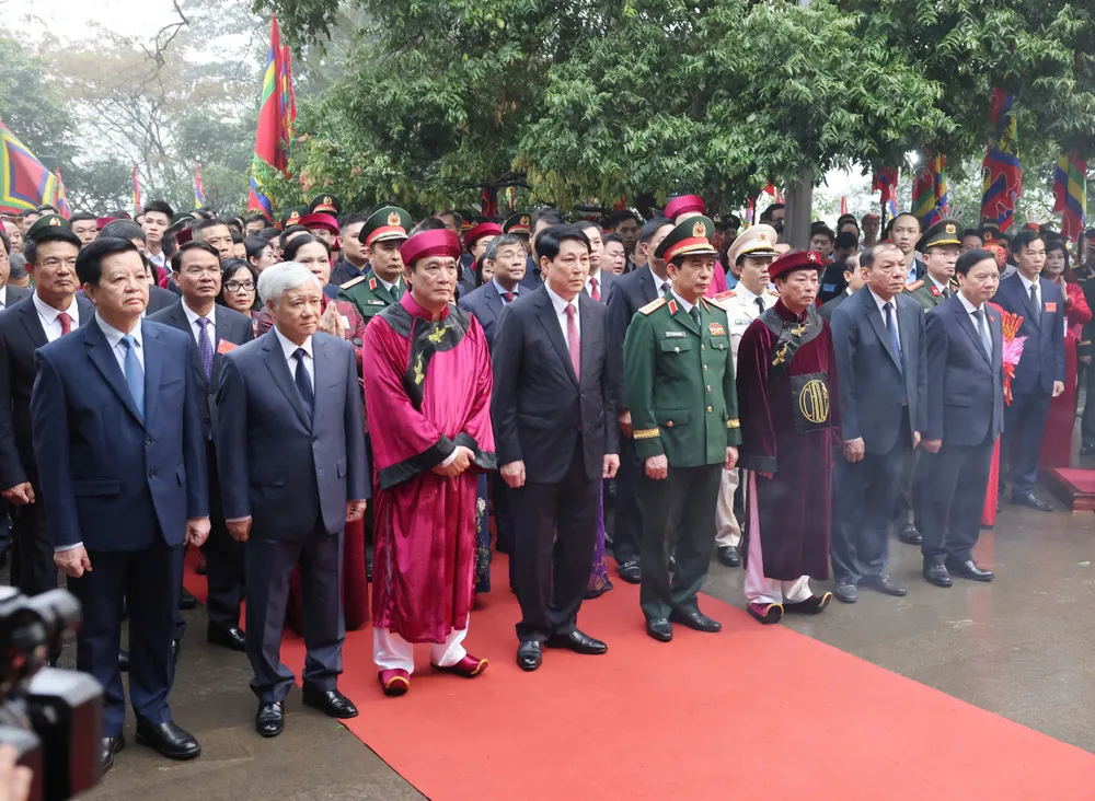 Chủ tịch nước Lương Cường và các đồng chí lãnh đạo Đảng, Nhà nước và tỉnh Phú Thọ thành kính tưởng niệm các Vua Hùng tại Đền Thượng e75268626e2edd70843f.jpg