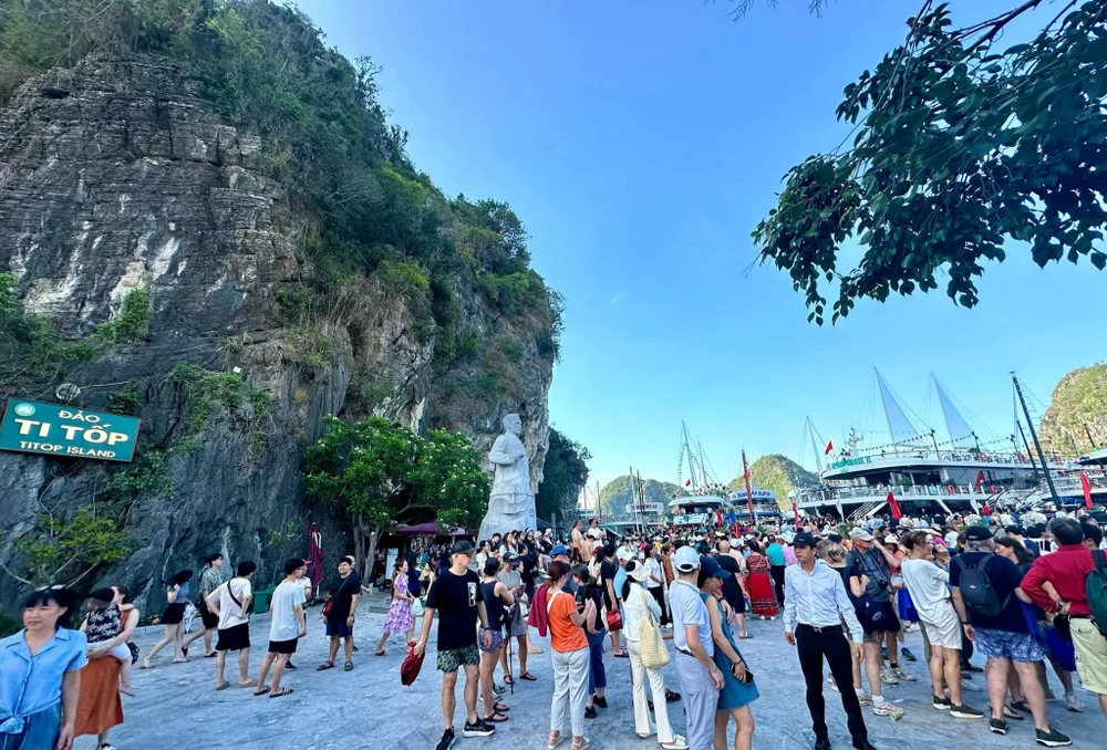 Du khách tại Vịnh Hạ Long, Quảng Ninh . Ảnh BQL 2347071_fb_img_1746243987922_16242603.jpg