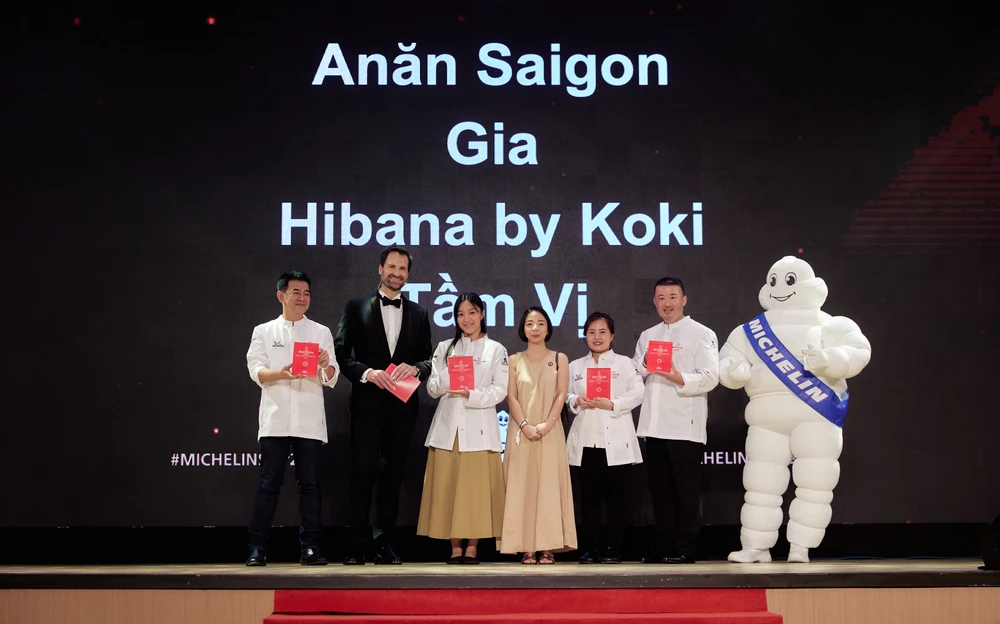 Đại diện các nhà hàng ở Việt Nam được gắn sao Michelin Bản sao của 4 nhà hàng nhận 1 sao Michelin tại Việt Nam.jpg