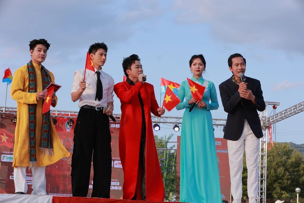 Chương trình có sự tham gia của Tùng Dương và 2 ca sĩ Isaac, Duyên Quỳnh Tung Duong, Isaac, Duyen Quynh Phuc Anh hoa giong (2).JPG
