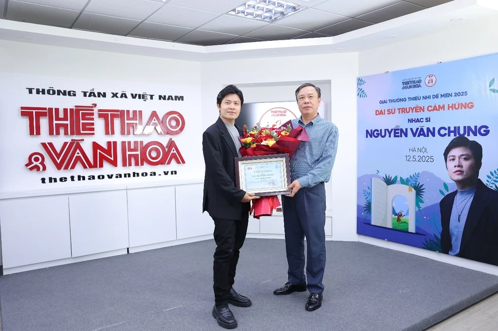 Trao bằng chứng nhận Đại sứ Truyền cảm hứng cho nhạc sĩ Nguyễn Văn Chung NVC.jpg