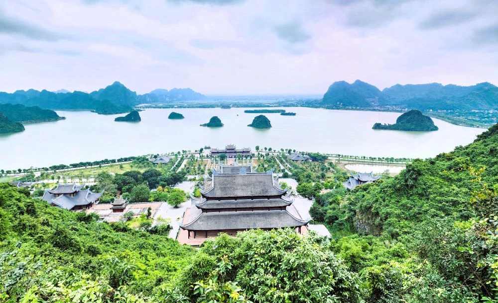 Nhân dân khi về chiêm bái xá lợi Đức Phật sẽ được miễn phí toàn bộ vé tàu, xe điện và cơm chay. Ảnh THU HÀ 20231217_091619.jpg