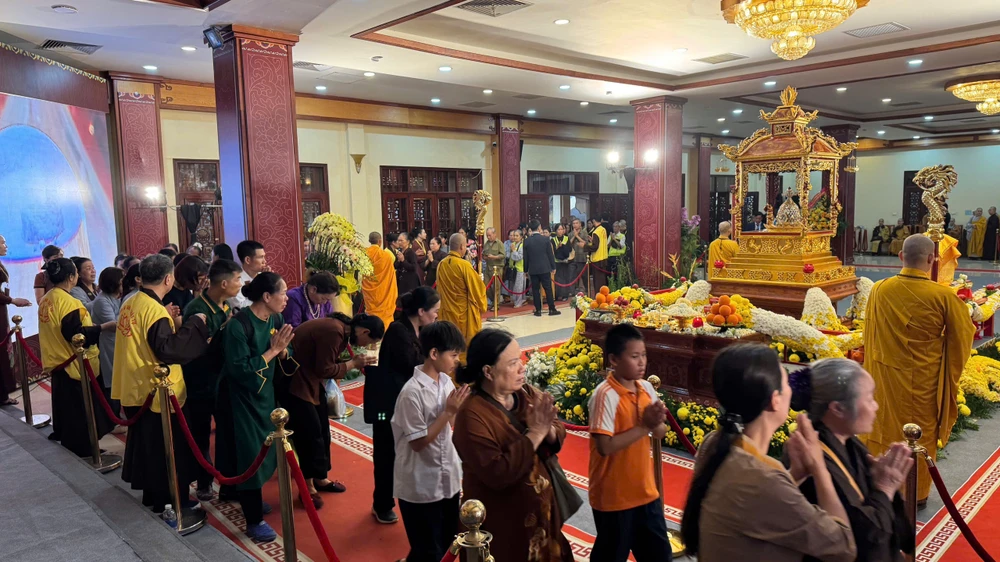Dòng người chiêm bái xá lợi Đức Phật trang nghiêm và trật tự. Ảnh: GIÁC NGHĨA 3.jpg