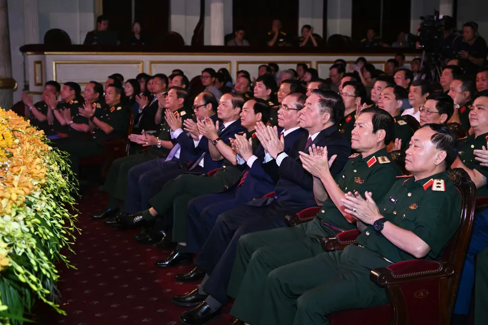 Các đại biểu tham dự tổng kết và trao giải Cuộc thi viết “Bảo vệ nền tảng tư tưởng của Đảng trong tình hình mới” lần thứ 4 0ecddd66ea165f480607.jpg