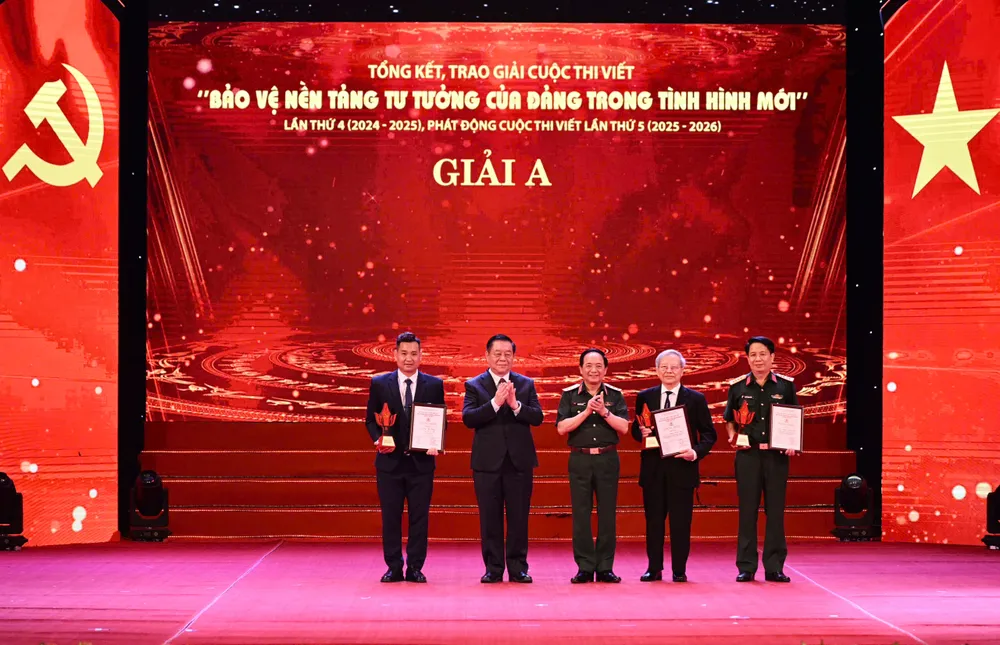 Trưởng ban Tuyên giáo và Dân vận Trung ương Nguyễn Trọng Nghĩa và Chủ nhiệm Tổng cục Chính trị QĐND Việt Nam Thượng tướng Trịnh Văn Quyết trao 3 giải A của cuộc thi 61676d86-4eaf-46bc-85ed-8e0649967286.jpg