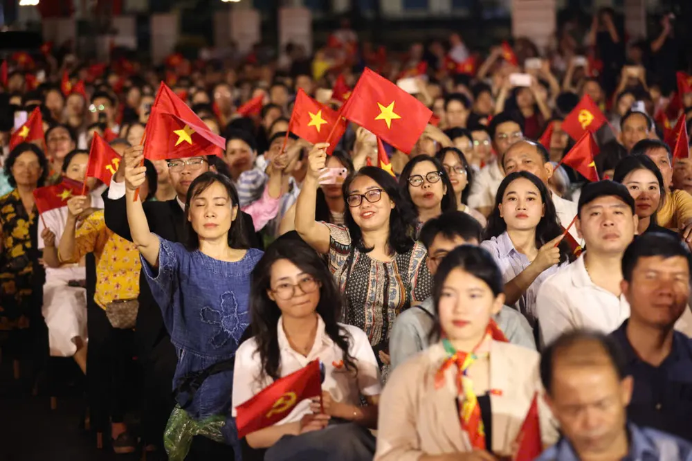 Hàng ngàn khán giả đội mưa theo dõi chương trình nghệ thuật tri ân Chủ tịch Hồ Chí Minh 4c7e41c968d3dd8d84c2.jpg