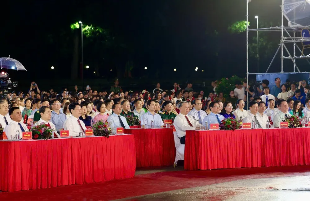 Tổng Bí thư Tô Lâm, Chủ tịch nước Lương Cường, Thủ tướng Phạm Minh Chính, Chủ tịch Quốc hội Trần Thanh Mẫn cùng các đại biểu tham dự chương trình dai bieu.jpg