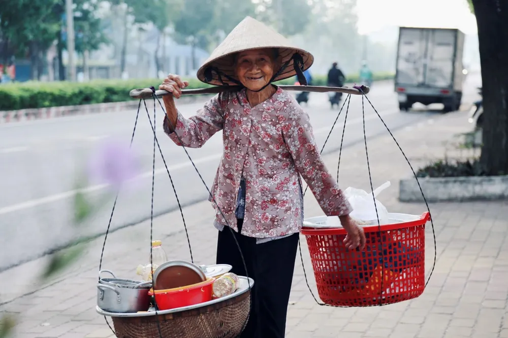 អ្នកស្រី ង្វៀន ធីង៉ាំង (ហៅថាអ្នកស្រី សូ) អាយុ ៨៨ ឆ្នាំ តែងតែដឹកនំបុ័ងតម្លៃថោកមកលក់ជារៀងរាល់ថ្ងៃ។ ngoại sau.jpg