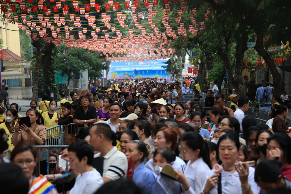 To serve the need to worship Buddha's relics at Quan Su Pagoda, the organizers have opened the doors all night. Photo: PHU LE PHU_9817.JPG