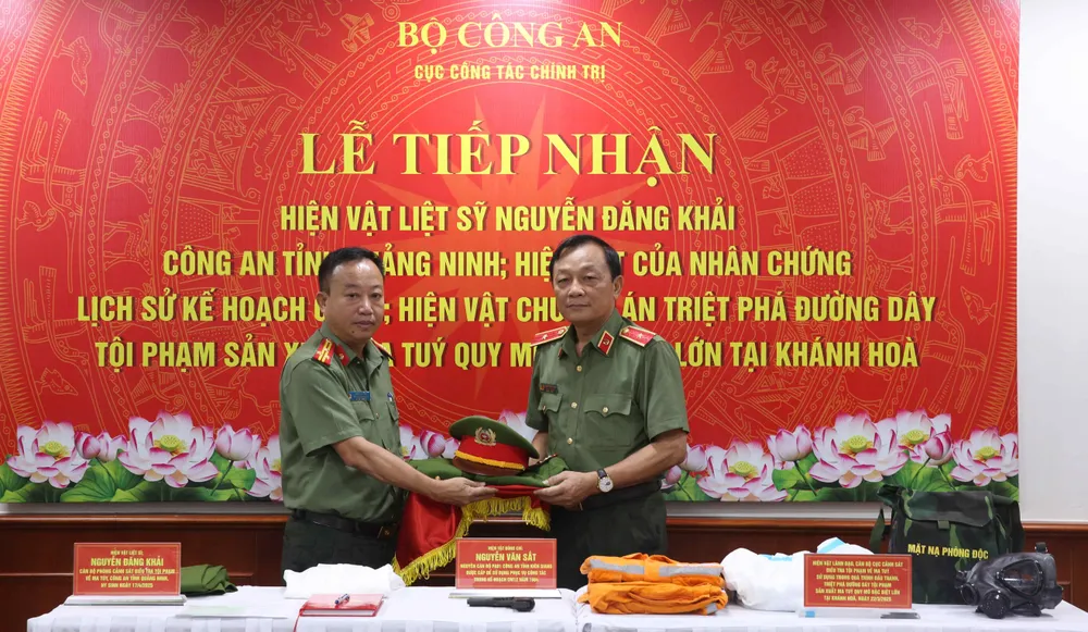 Đại diện các đơn vị trao, nhận hiện vật của liệt sĩ, Thiếu tá Nguyễn Đăng Khải Nguyen Dang Khai.JPG