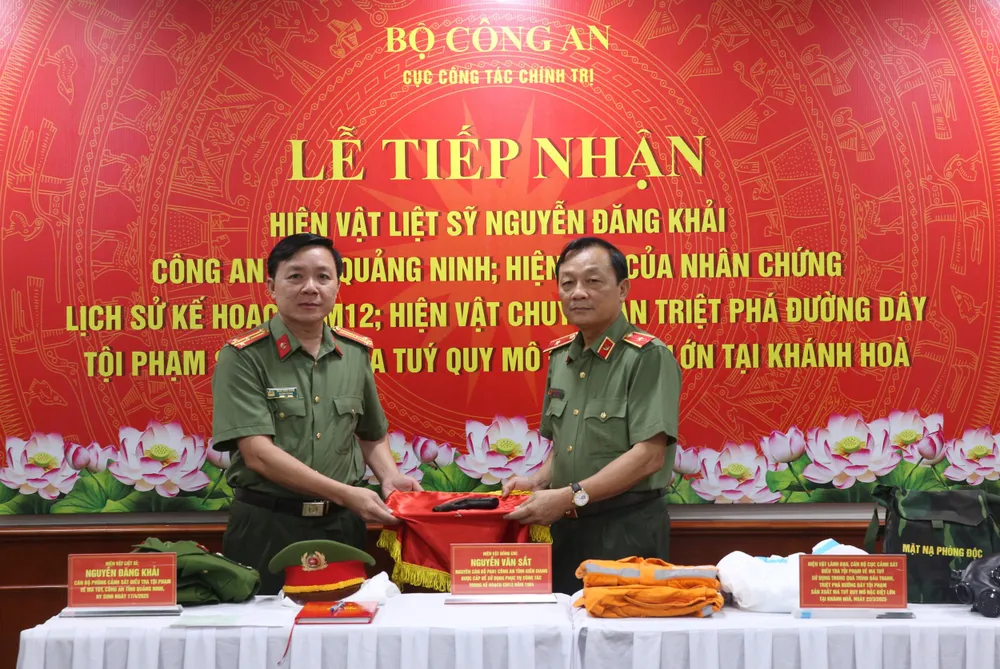 Đại diện các đơn vị trao, nhận hiện vật từ Công an tỉnh Kiên Giang. Ảnh: HOA NGUYỄN sung.JPG