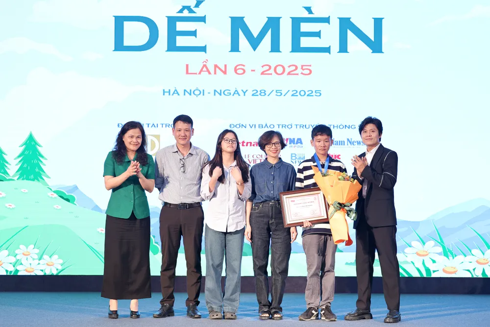 Awarding the Cricket Aspiration Award to young artist Pham Hai Nguyen (13 years old) HHKD5377.JPG