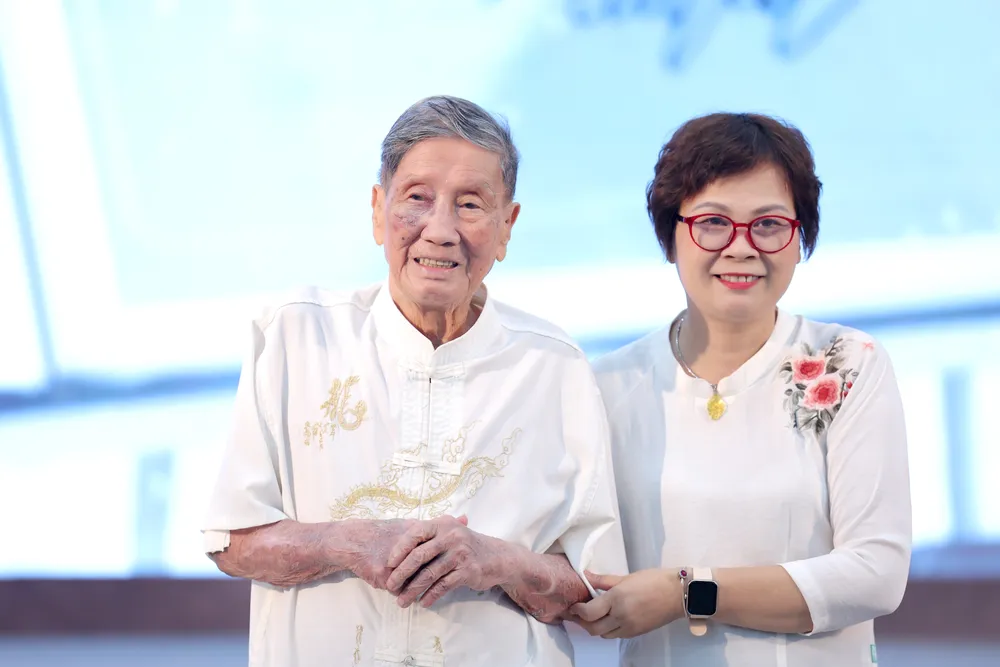 Musician Pham Tuyen and his daughter at the award ceremony HHKD5412.JPG