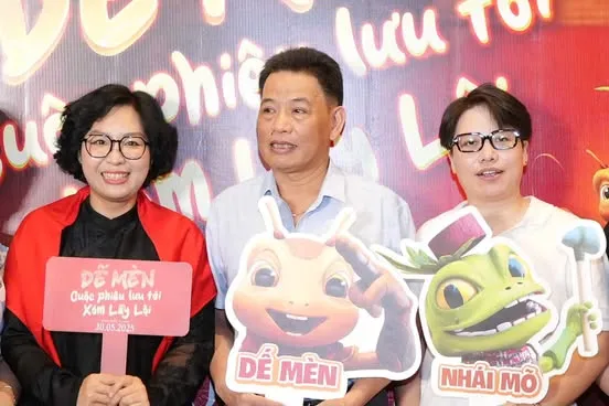Ông Nguyễn Phương Vũ (đứng giữa), con trai cố nhà văn Tô Hoài 491221771_1054351596825916_6785771597778465847_n.jpg