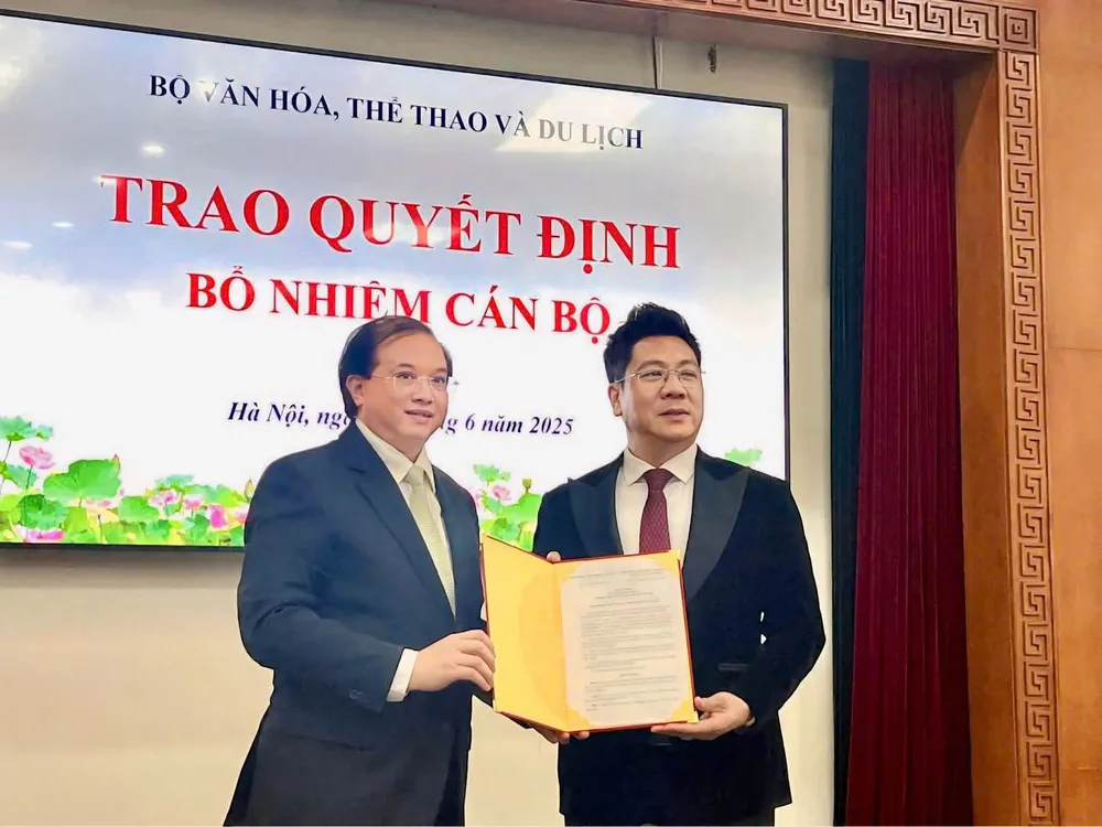 Thứ trưởng Bộ VH-TT-DL Tạ Quang Đông trao quyết định cho NSND Quốc Hưng cdefc397-f49e-4424-86d4-51d1858f3aee.jpg