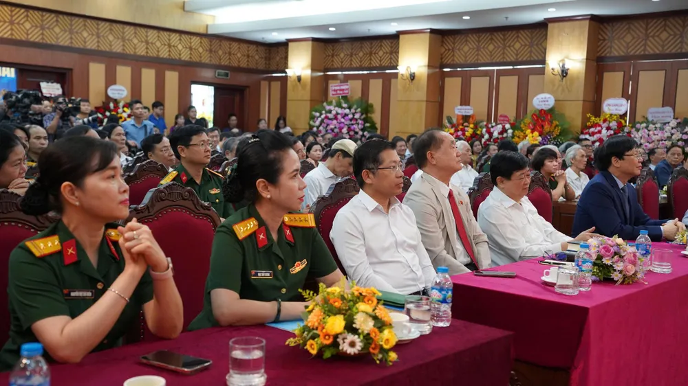 Lễ ra mắt có sự tham gia của đại diện các cơ quan báo chí, hội nhà báo cùng đông đảo đồng nghiệp và bạn bè thân thiết của tác giả 4c673ae8-0bb7-4550-aa64-b813f85c1fb5.jpg