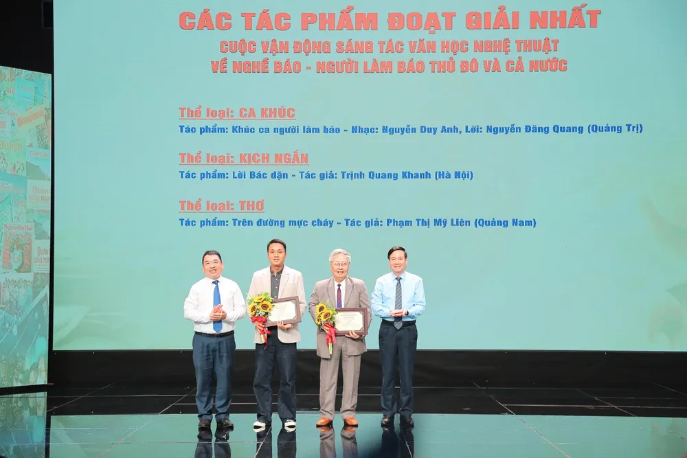 Trao giải Cuộc vận động sáng tác văn học nghệ thuật về nghề báo ảnh 1 54449704-96a5-4cf7-92ed-209d1e0e18fa.jpg