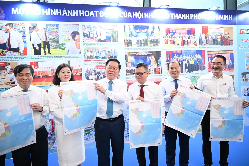 Head of the Central Propaganda and Mass Mobilization Commission Nguyen Trong Nghia and delegates visit the exhibition booth of the Ho Chi Minh City Journalists Association. Photo: DO TRUNG 5c97f102b074072a5e658.jpg
