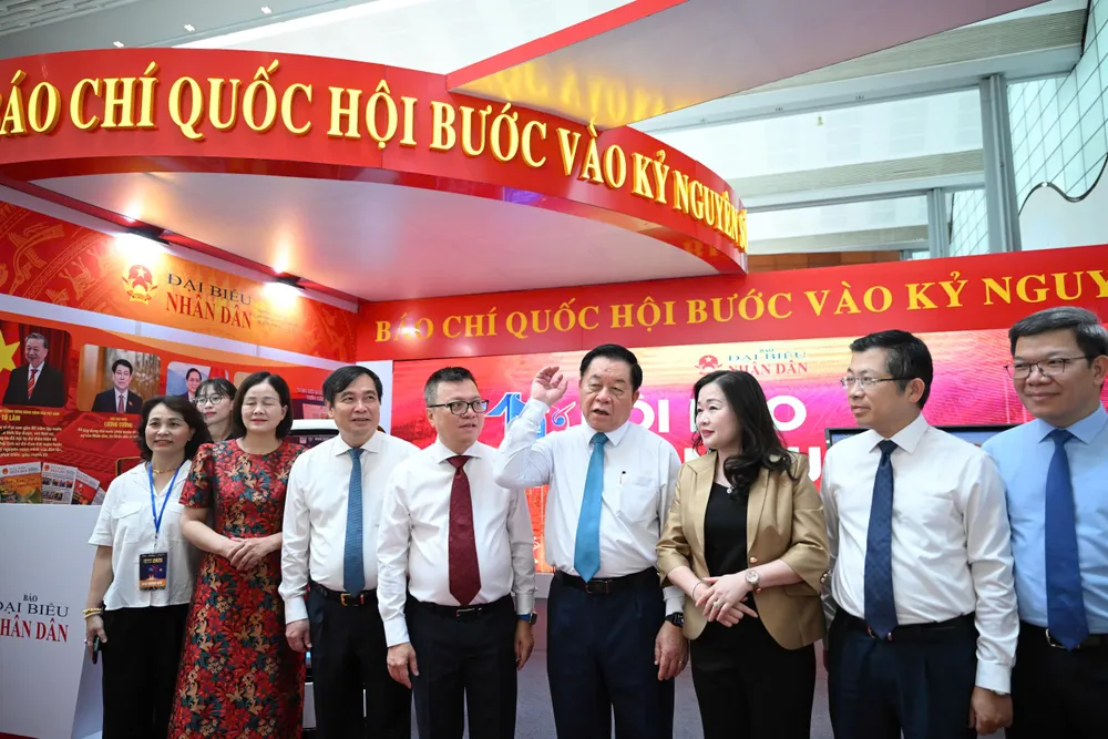 Delegates visit exhibition booths at the 2025 National Press Conference. Photo: DO TRUNG 827d2d550722b07ce93331.jpg