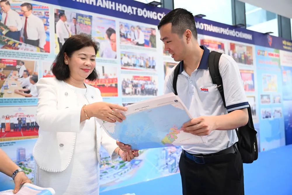 With outstanding publications on display, the Saigon Giai Phong Newspaper booth attracted a large number of visitors from the public and journalists. da47e17ba00d17534e1c10.jpg