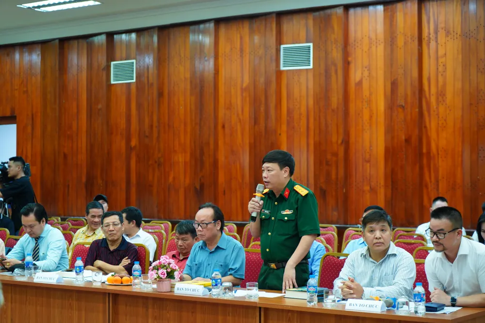 Nhiều đại biểu tham luận tại hội thảo QKT03344.JPG