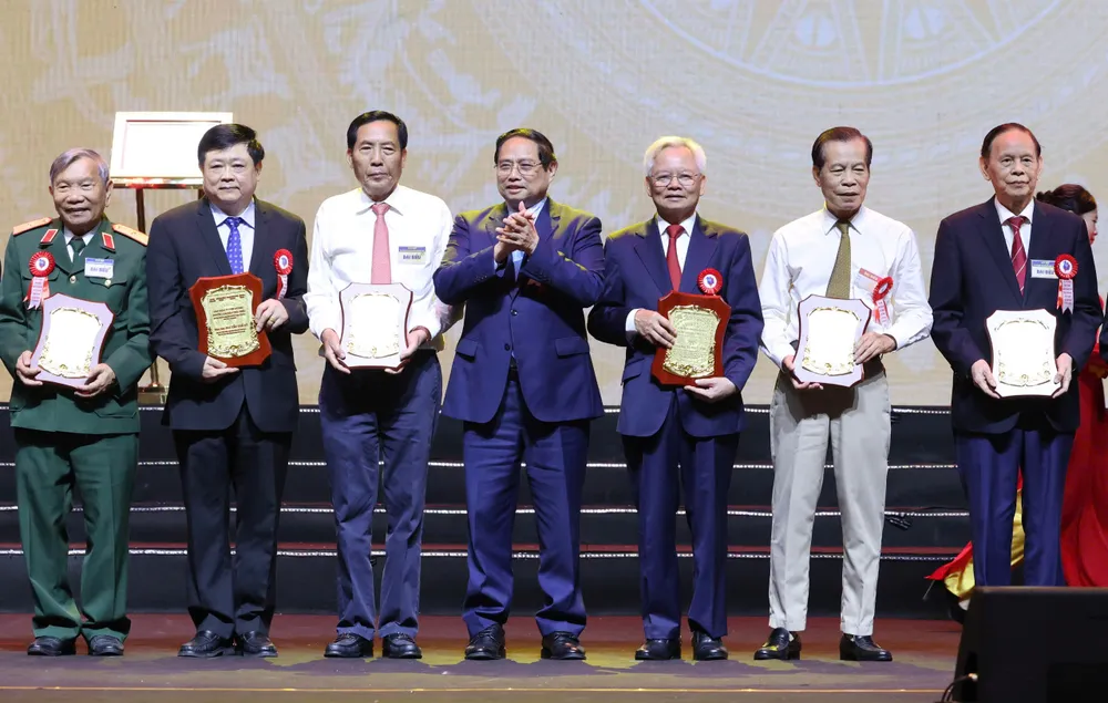 Thủ tướng Chính phủ Phạm Minh Chính trao biểu trưng của ban tổ chức tri ân các nhà báo lão thành 32bf756f547be325ba6a.jpg