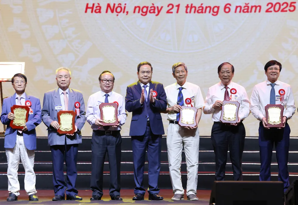 Chủ tịch Quốc hội Trần Thanh Mẫn đã trao biểu trưng của ban tổ chức tri ân các nhà báo lão thành 82a2df93fe8749d91096.jpg