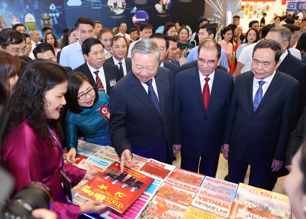 Tổng Bí thư Tô Lâm và các đồng chí lãnh đạo tham quan các gian trưng bày BC 2.jpg