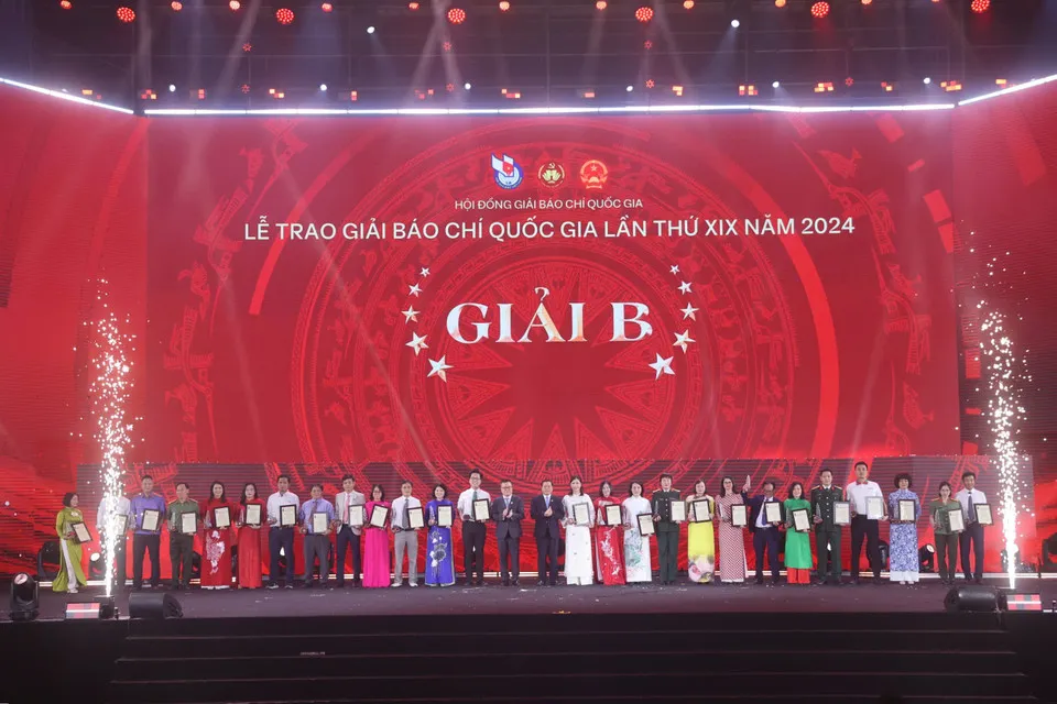 Awarding of prizes to the winning entries B giải B.jpg