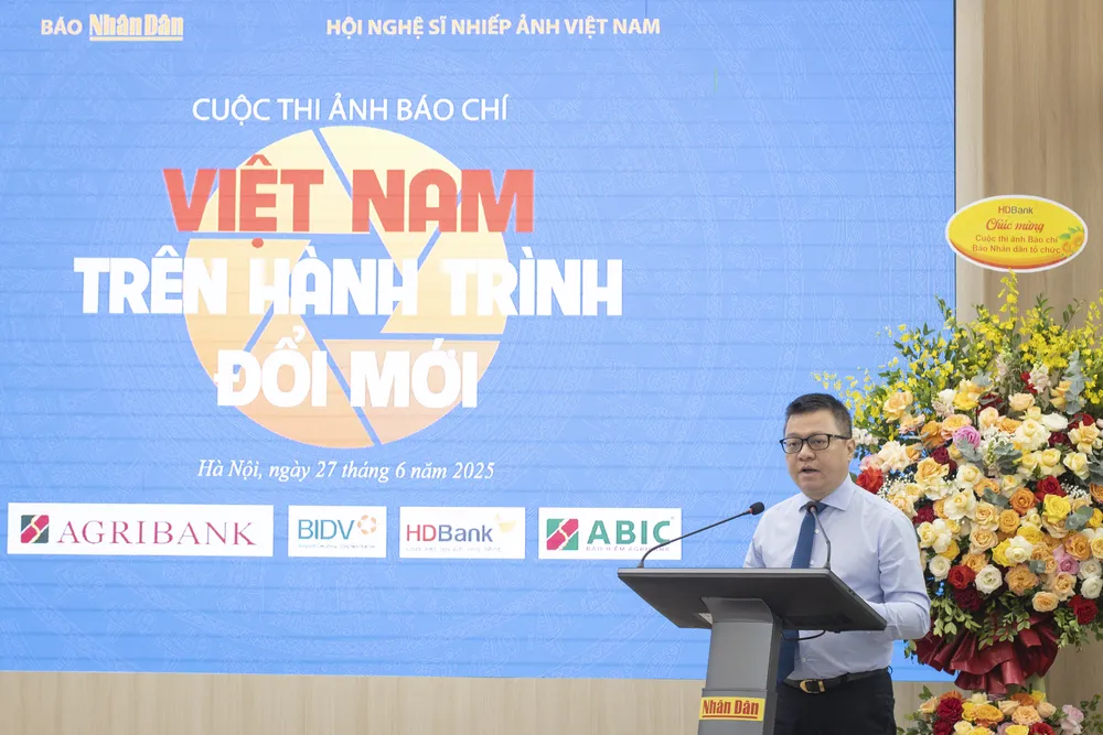 رئيس تحرير صحيفة نهان دان، لي كوك مينه، يتحدث في حفل الإعلان عن المسابقة anh anh.jpg