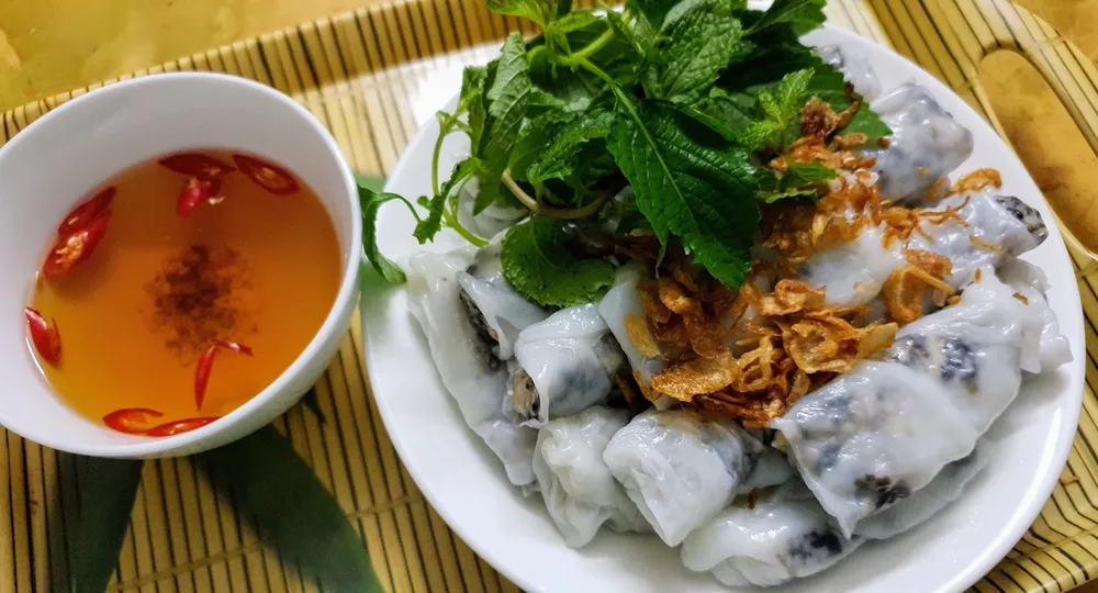 Bên cạnh bánh lá truyền thống, bánh cuốn Thanh Trì giờ có thêm nhân thịt để phục vụ nhu cầu thực khách 20201003_081713 (1).jpg