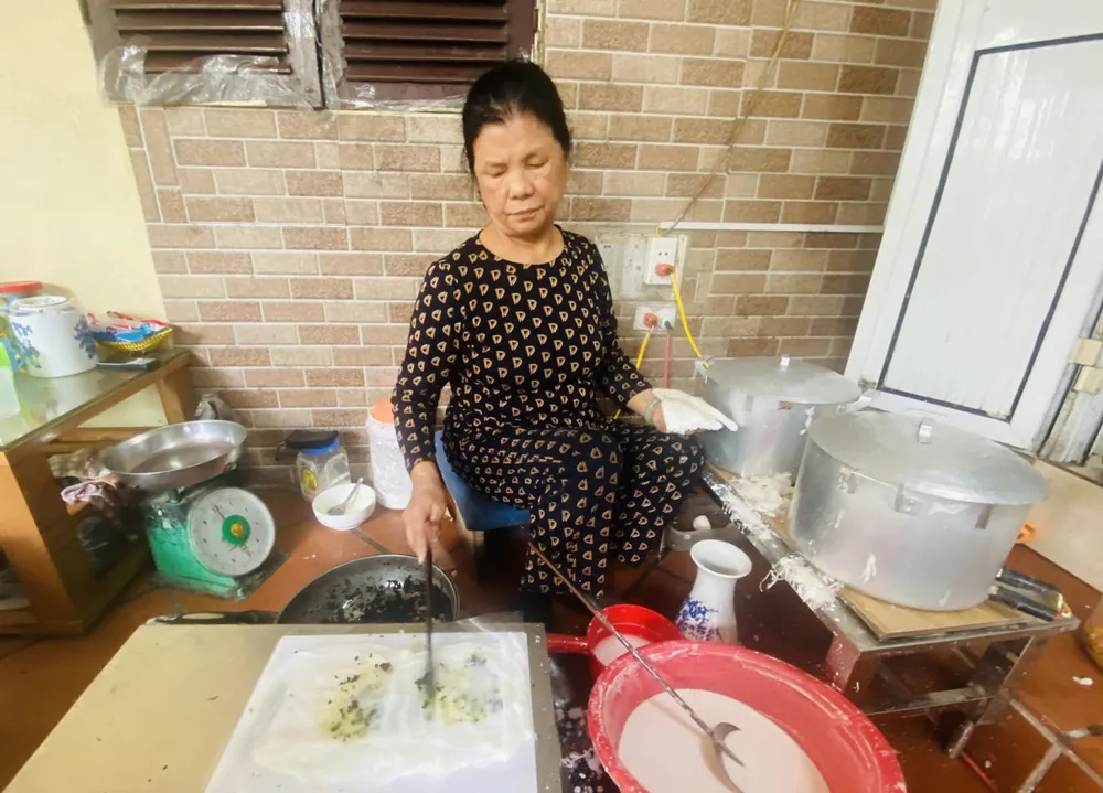 Cô Bền, một trong những người tráng bánh cuốn lâu năm tại làng Thanh Trì 509429941_9561184660652754_8081628905436782106_n.jpg