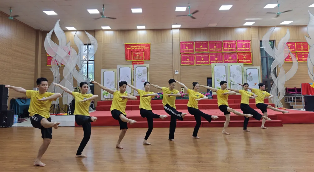 Các nghệ sĩ Nhà hát Nghệ thuật đương đại Việt Nam luyện tập cho chương trình b8e2bec858a35bf340ec6334a05a13cf.jpg