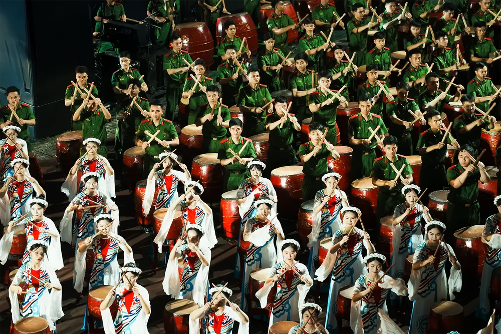 Hàng trăm chiến sĩ đồng loạt đánh trống, tạo thành một nhịp điệu rền vang như nhịp tim của cả dân tộc TCA03879.png