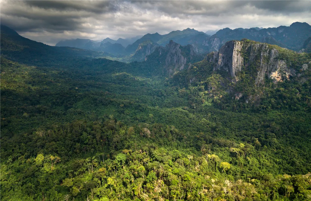 Cảnh quan karst Vườn quốc gia Hin Nam Nô, CHDCND Lào. Ảnh: Ryan Deboodt hin nam no.png