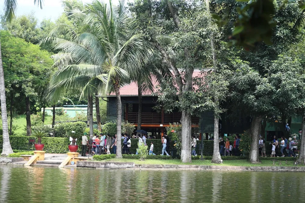 Nhà sàn trong khu di tích Phủ Chủ tịch là điểm đến đặc biệt trong những dịp nghỉ lễ lớn. Ảnh NAM NGUYỄN NAM_9730.JPG