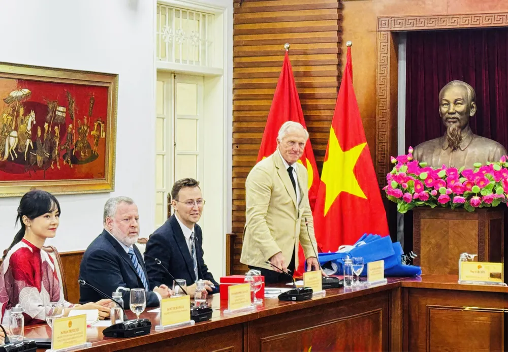 Ông Gregory John Norman, huyền thoại golf người Australia, chia sẻ tại lễ bổ nhiệm z6816518114150_39f3c7a5df28482732e51ee619ffabef.jpg