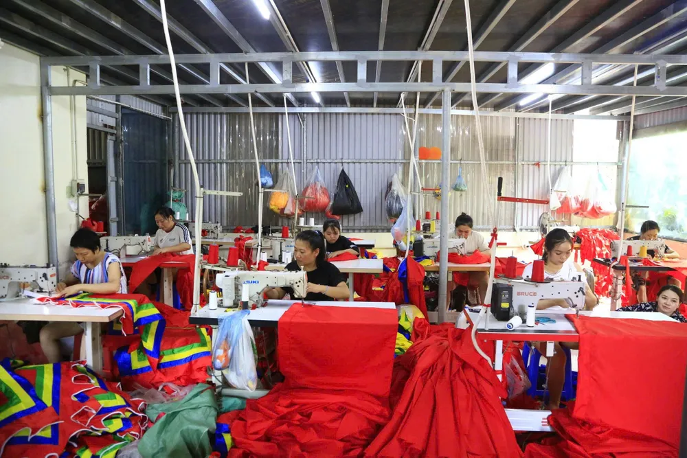 Gần 1 tháng nay, các nhân công tại xưởng may cờ của anh Nguyễn Văn Trung tăng ca để kịp tiến độ sản xuất. Ảnh: HÀ NGUYỄN b3328bc6-d0d8-4ae0-a26d-525c07cb29e7.jpg