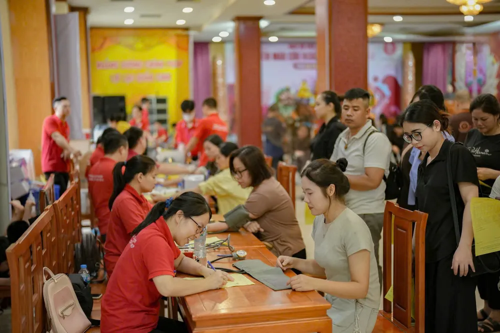 Có gần 400 đơn vị máu đã được hiến tặng a637c78fbdee35b06cff.jpg