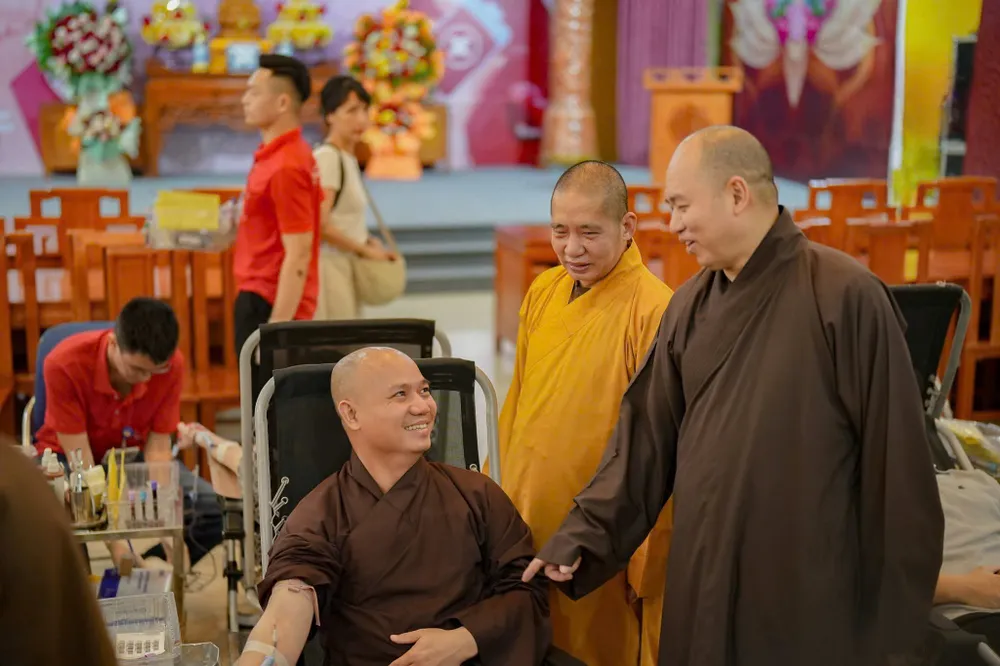 Hàng trăm tăng ni, phật tử đã cùng tham gia chương trình hiến máu cứu người f100f74a8d2b05755c3a.jpg